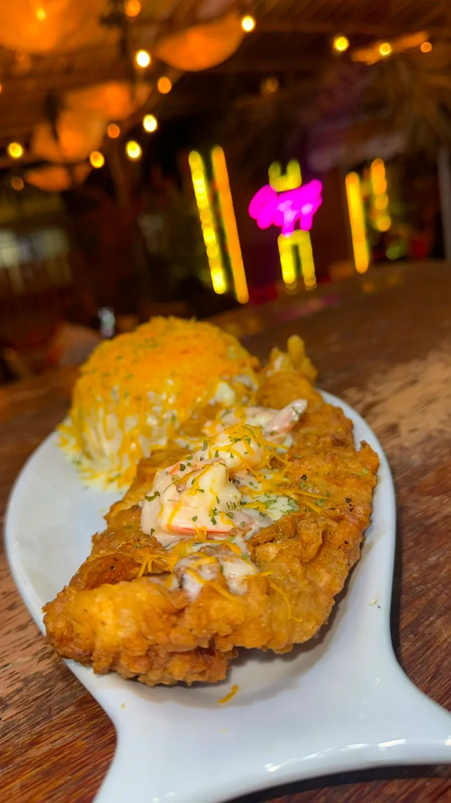 Pechuga empanizada con salsa cremosa de camarones y arroz al queso.