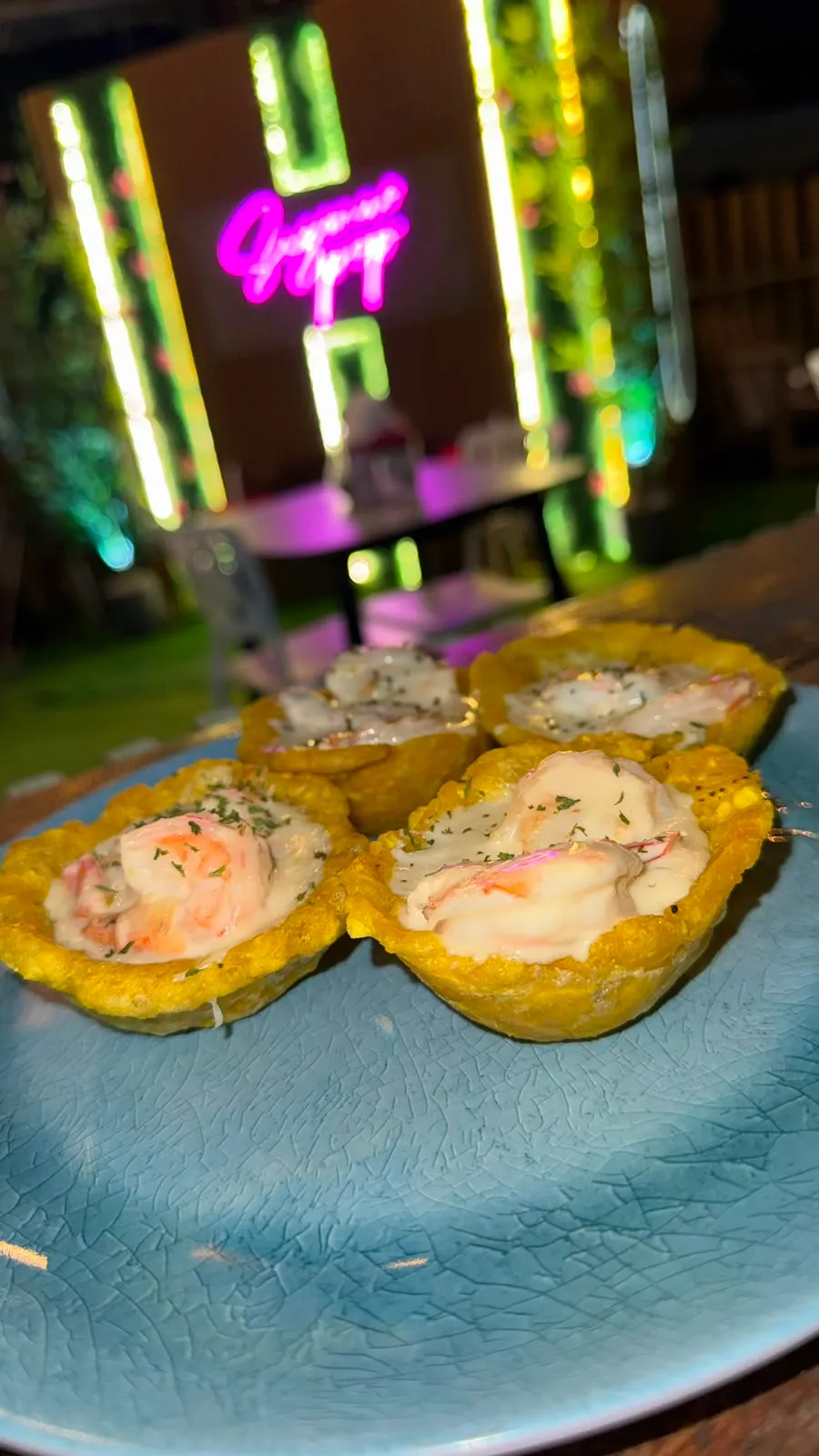 Tostones rellenos de camarones en salsa cremosa, servidos en Sazonao Pop.