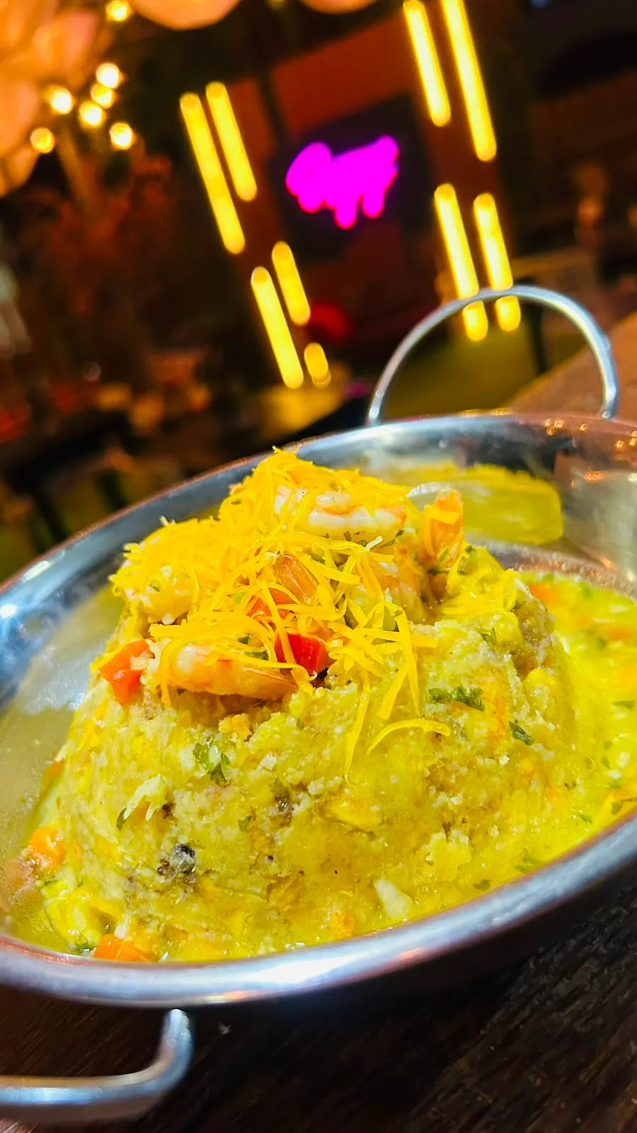 Mofongo relleno de mariscos coronado con queso gratinado en cazuela.