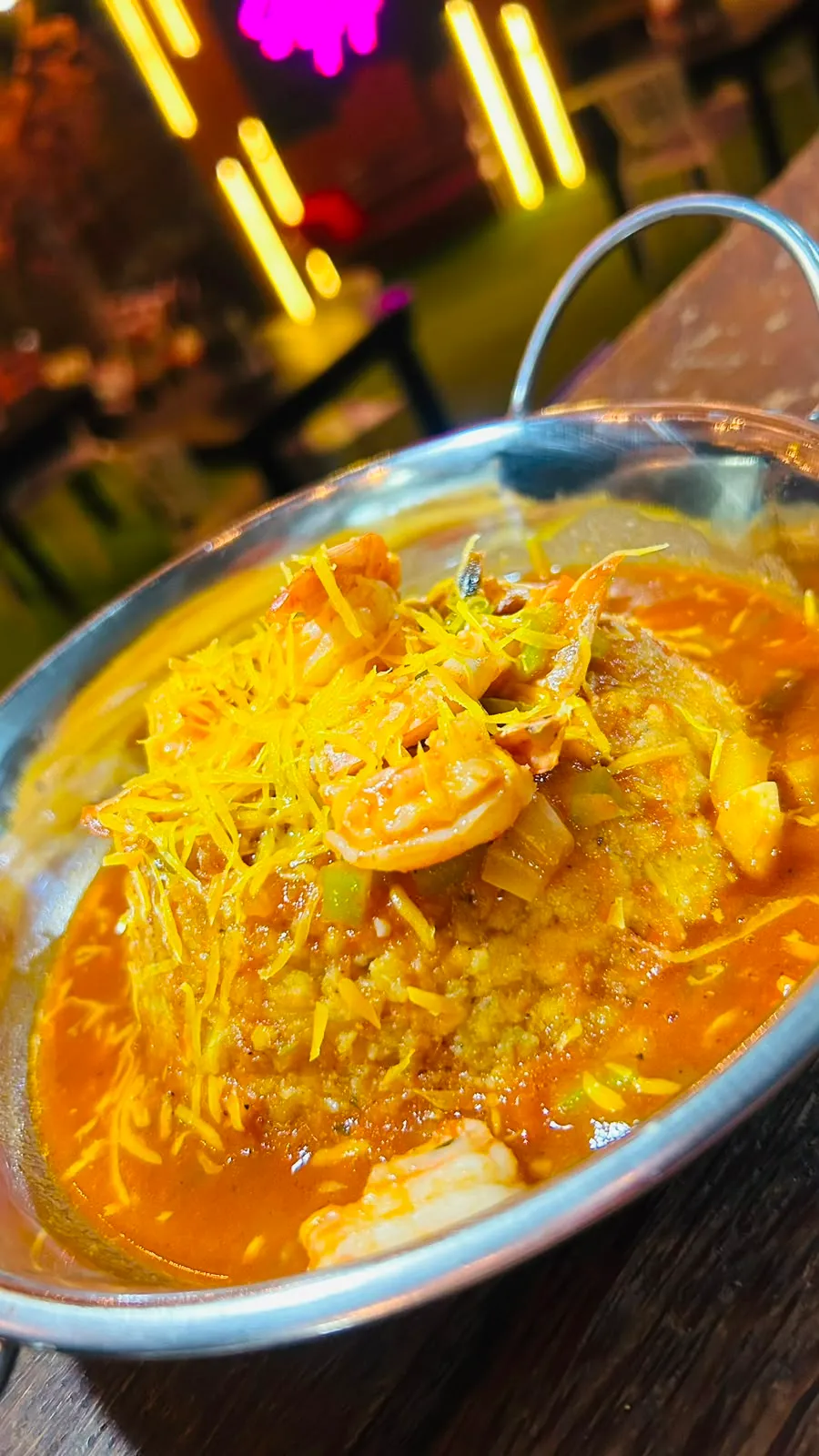 Cazuela de mariscos en salsa criolla con queso gratinado.