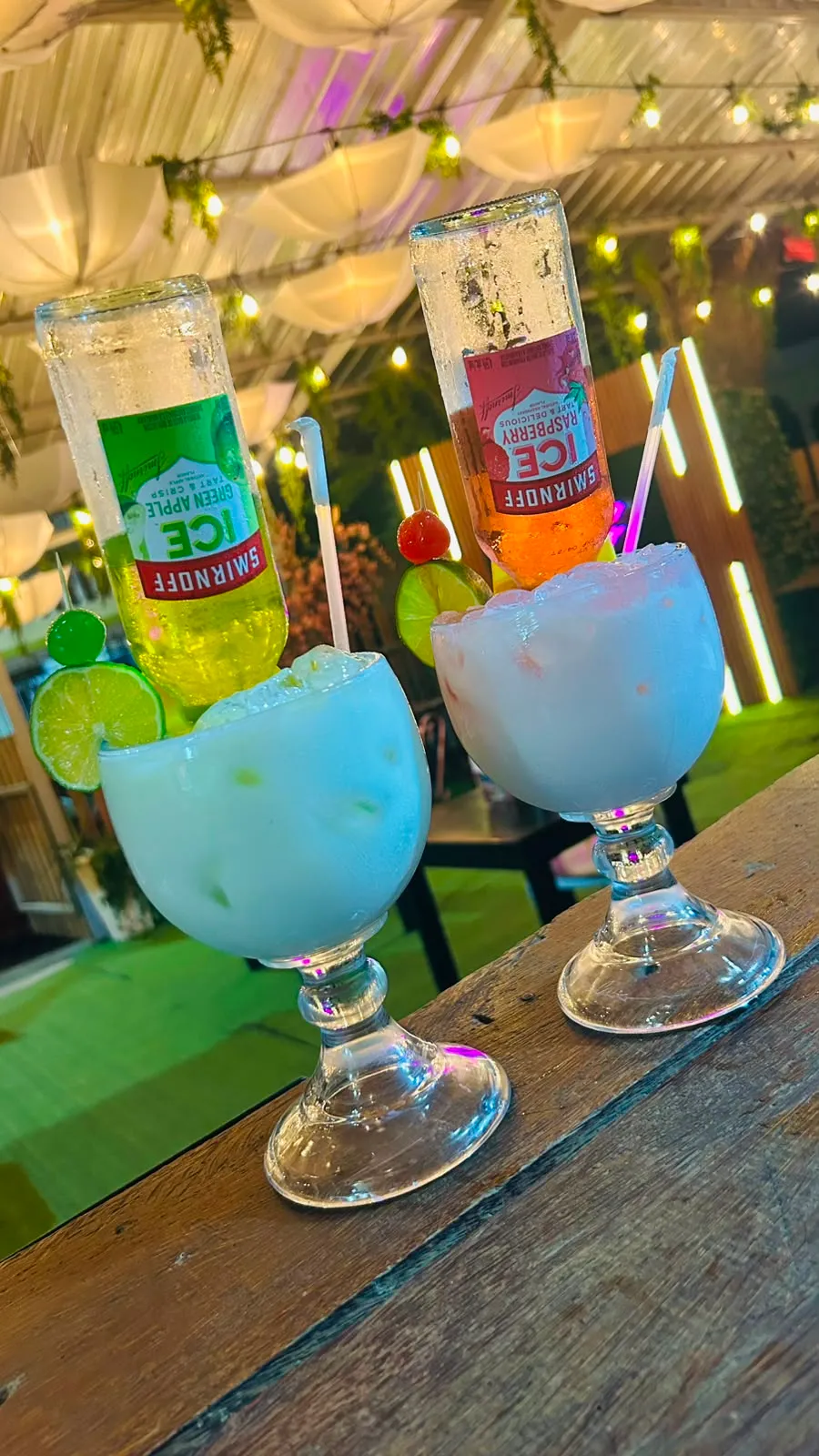 Dos cócteles frozen con botellas de Smirnoff Ice invertidas.