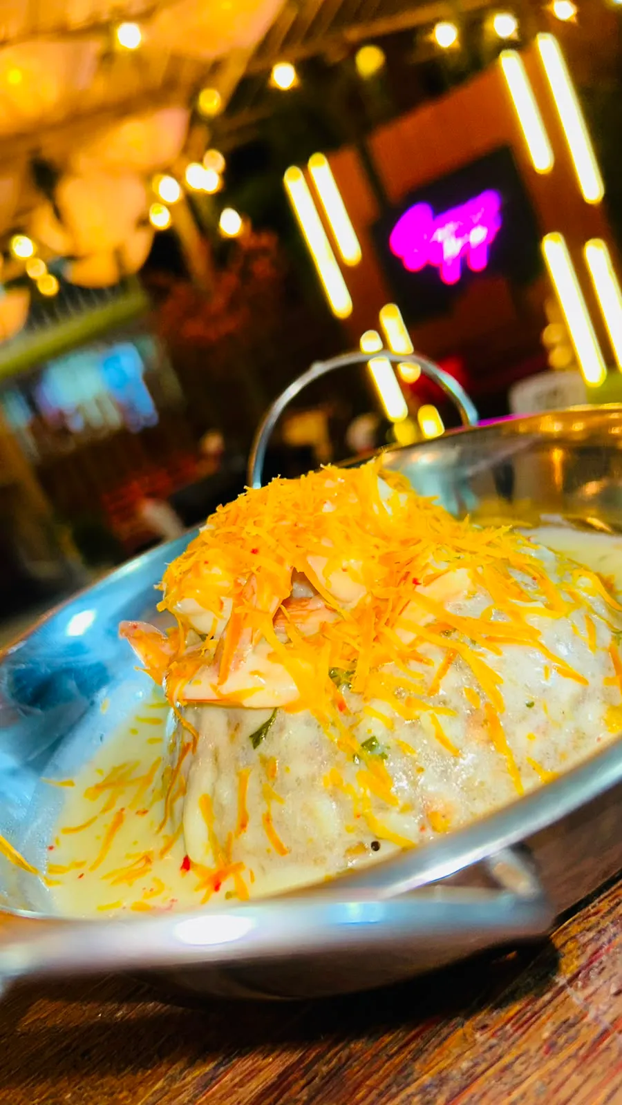 Cazuela cremosa de mariscos con queso gratinado.