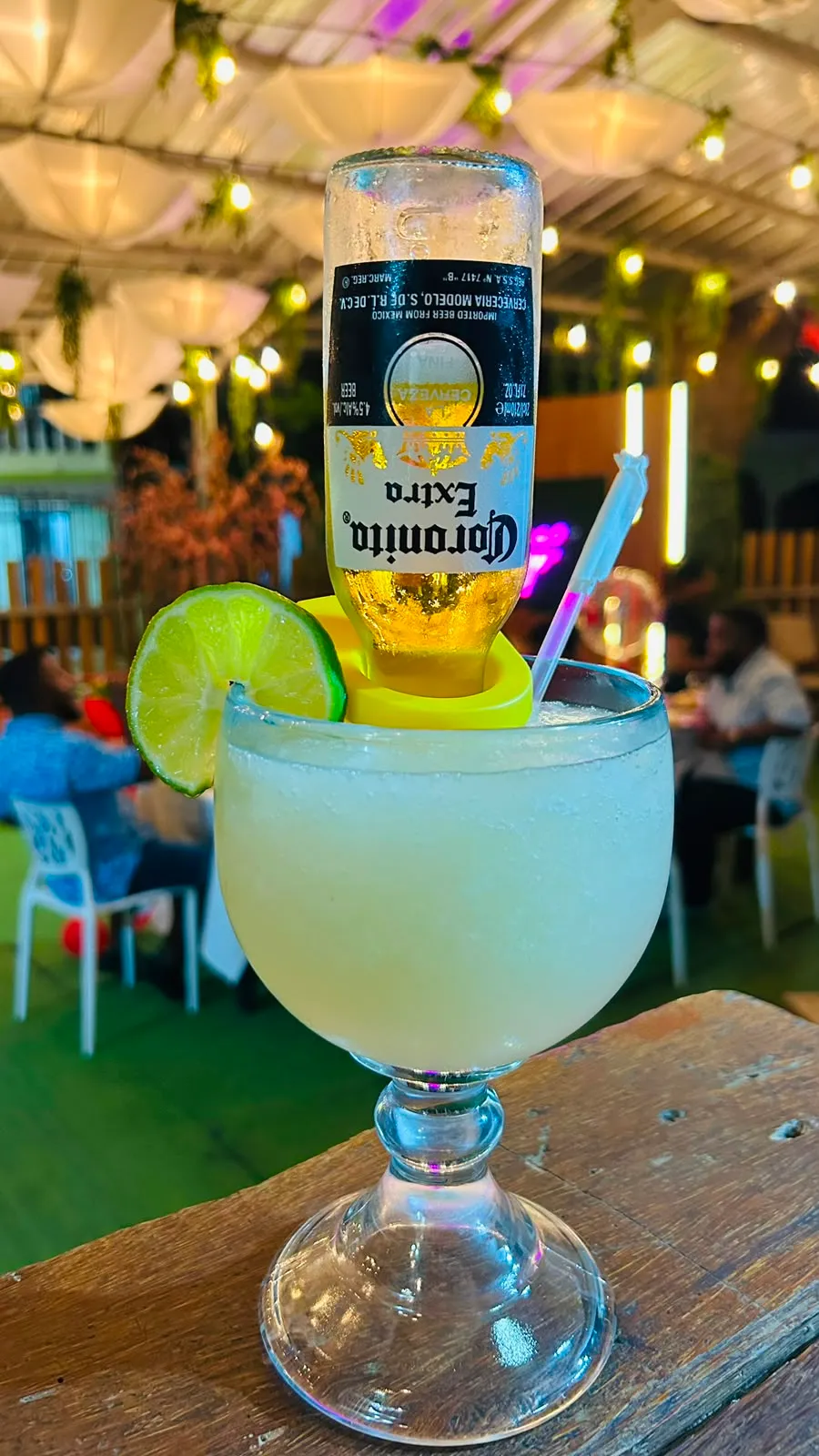 Coronarita, una limonada frozen con una cervecita Coronita invertida.